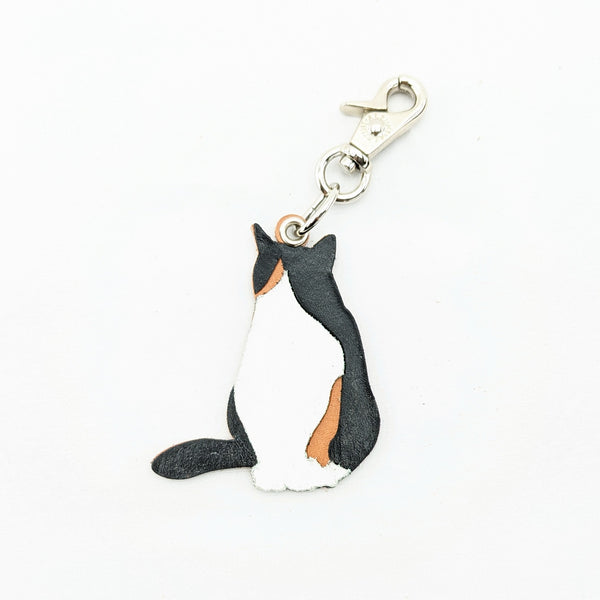 三毛猫チャーム(座り猫)