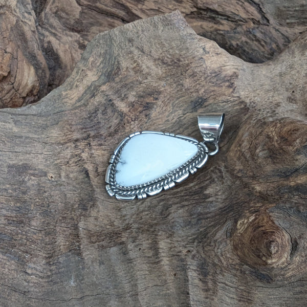 ホワイトバッファロー ネックレストップ 《Navajo族 Herma Lee》