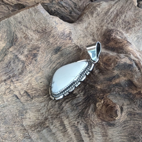 ホワイトバッファロー ネックレストップ 《Navajo族 Herma Lee》