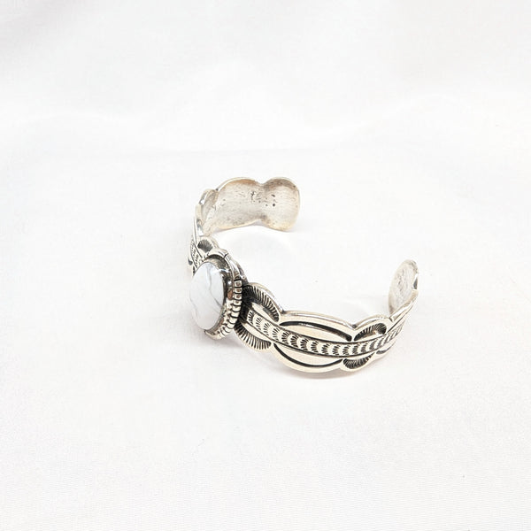 ホワイトバッファローバングル 《Navajo族》スタンプワーク