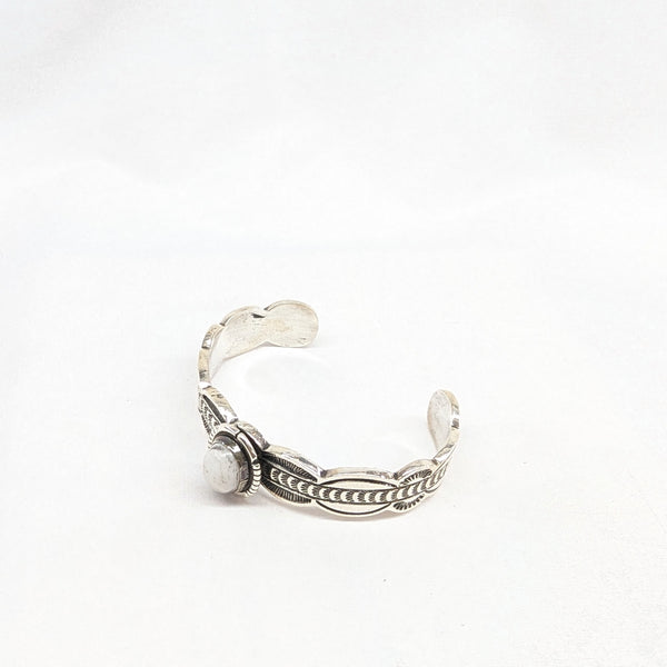 ホワイトバッファローバングル 《Navajo族》スタンプワーク