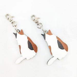 三毛猫チャーム（座り猫）