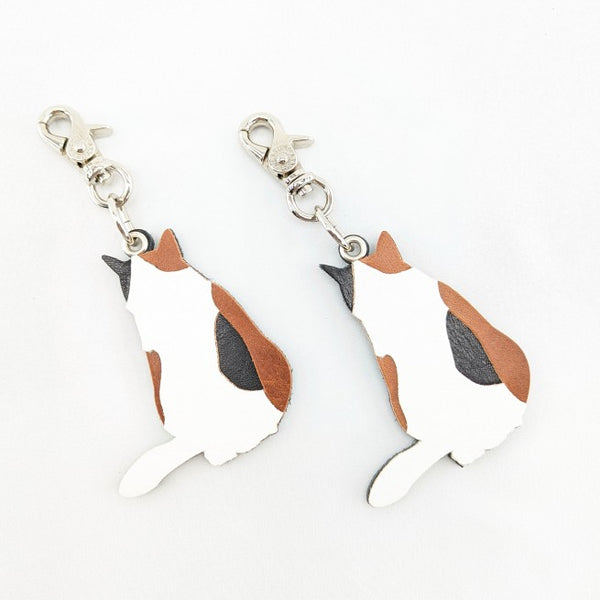 三毛猫チャーム（座り猫）