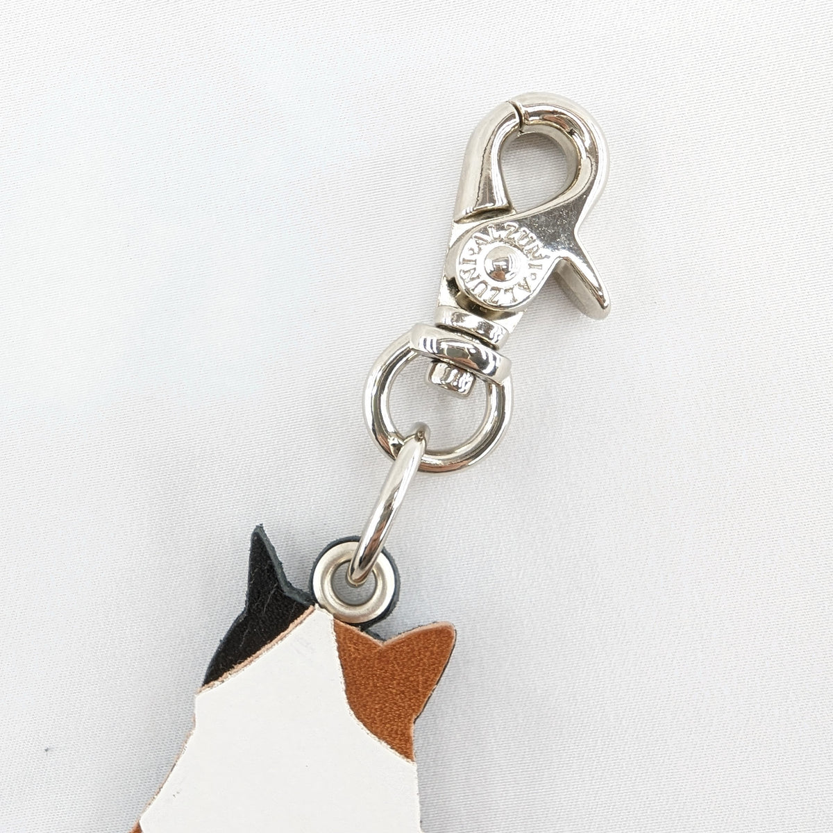 三毛猫チャーム（座り猫）