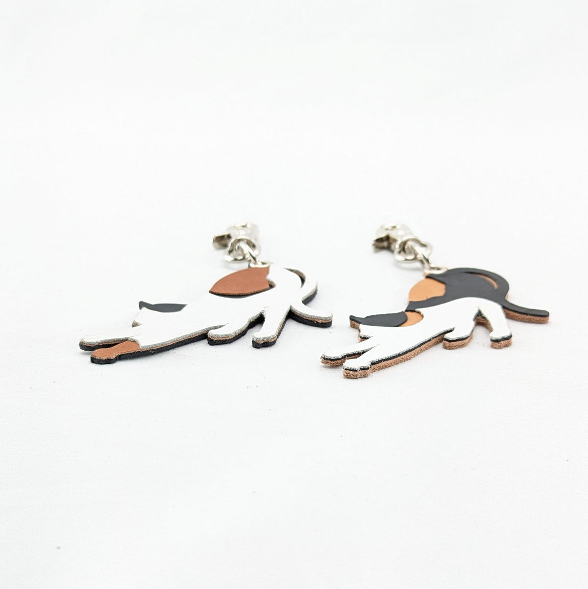 三毛猫チャーム（伸び猫)