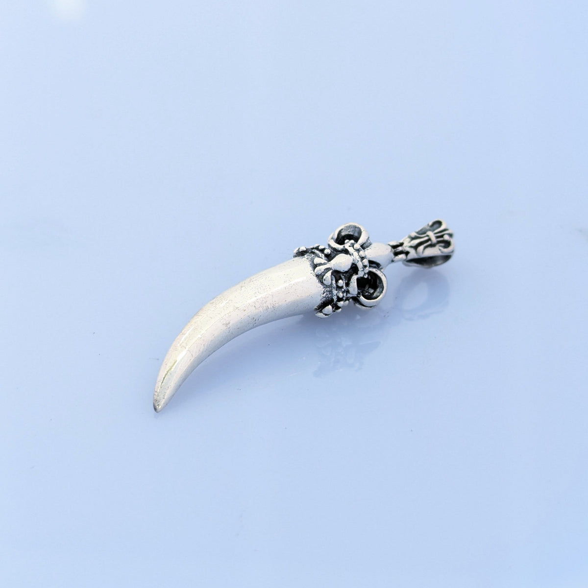 シルバー925ネックレストップ《Long rhino horn》