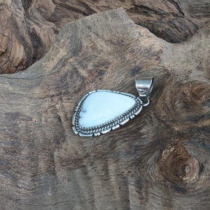 ホワイトバッファロー　ネックレストップ　《Navajo族　Herma　Lee》