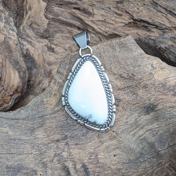 ホワイトバッファロー　ネックレストップ　《Navajo族　Herma　Lee》