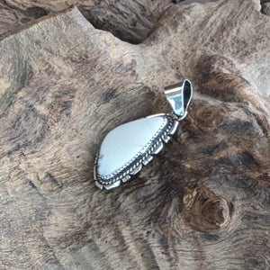 ホワイトバッファロー　ネックレストップ　《Navajo族　Herma　Lee》