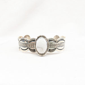 ホワイトバッファローバングル　《Navajo族》スタンプワーク