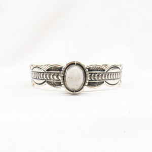 ホワイトバッファローバングル　《Navajo族》スタンプワーク