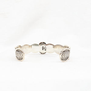 ホワイトバッファローバングル　《Navajo族》スタンプワーク