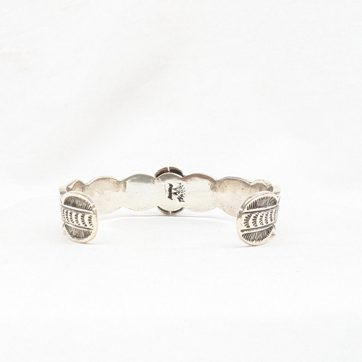 ホワイトバッファローバングル　《Navajo族》スタンプワーク