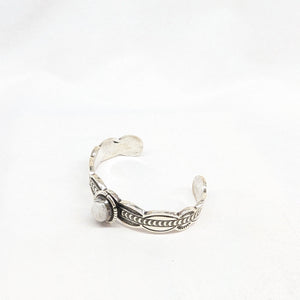 ホワイトバッファローバングル　《Navajo族》スタンプワーク